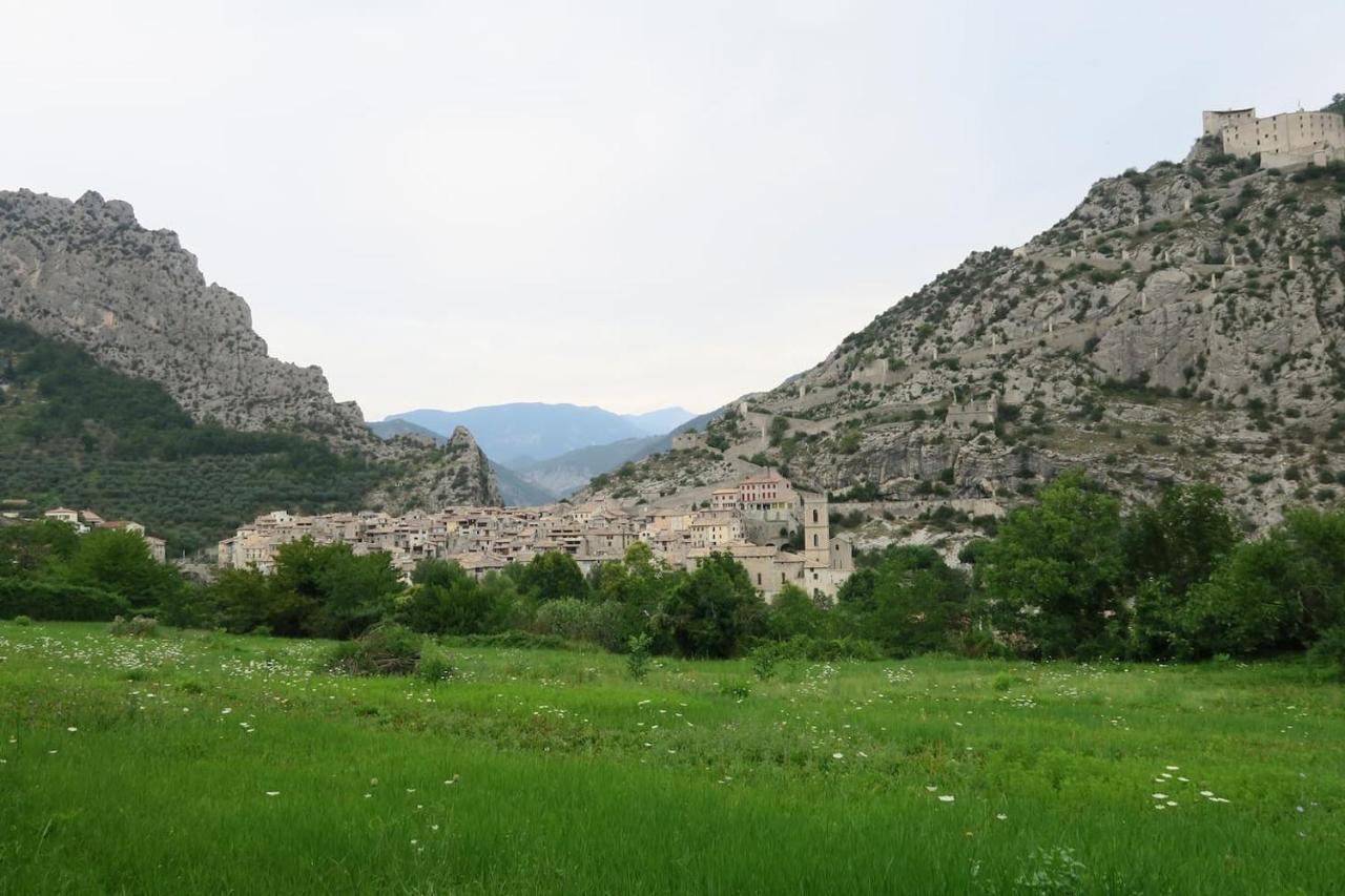 Les Gites D'Intervalles Entrevaux Eksteriør bilde
